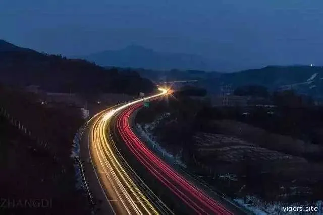 夜晚的街道燈光秀: 如何捕捉絢麗的車燈拉絲效果