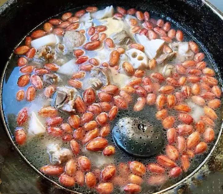 「家常美味」藕花生排骨湯，簡單步驟教你煮