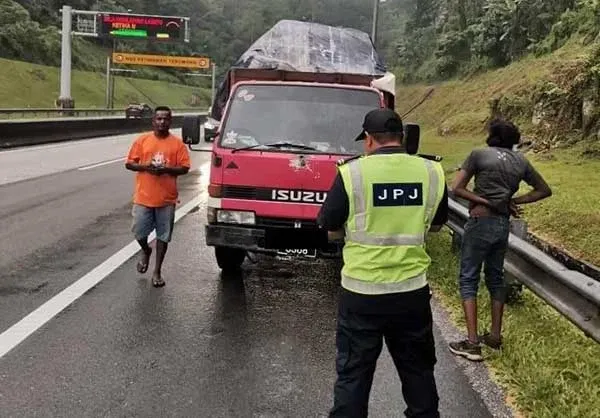 驚悚一幕！轎車被塞進貨斗搖搖欲墜，交通局緊急出動