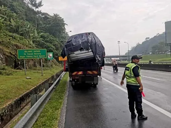 驚悚一幕！轎車被塞進貨斗搖搖欲墜，交通局緊急出動